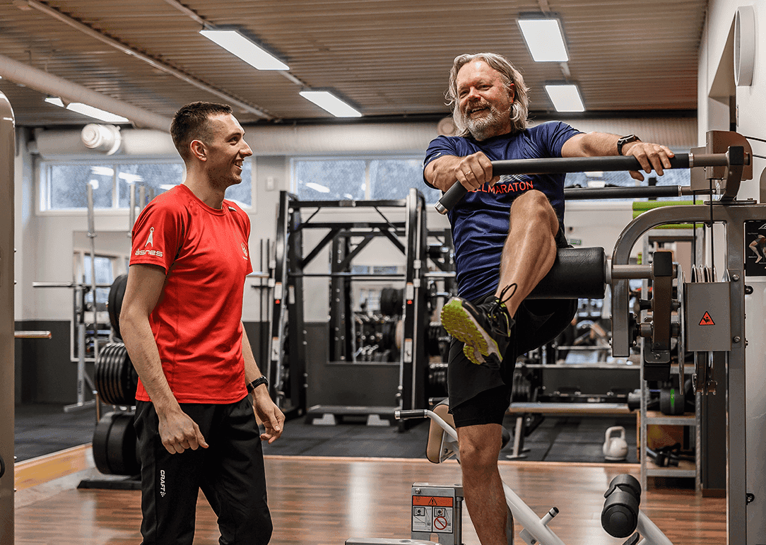 Personlig trener veileder et medlem
