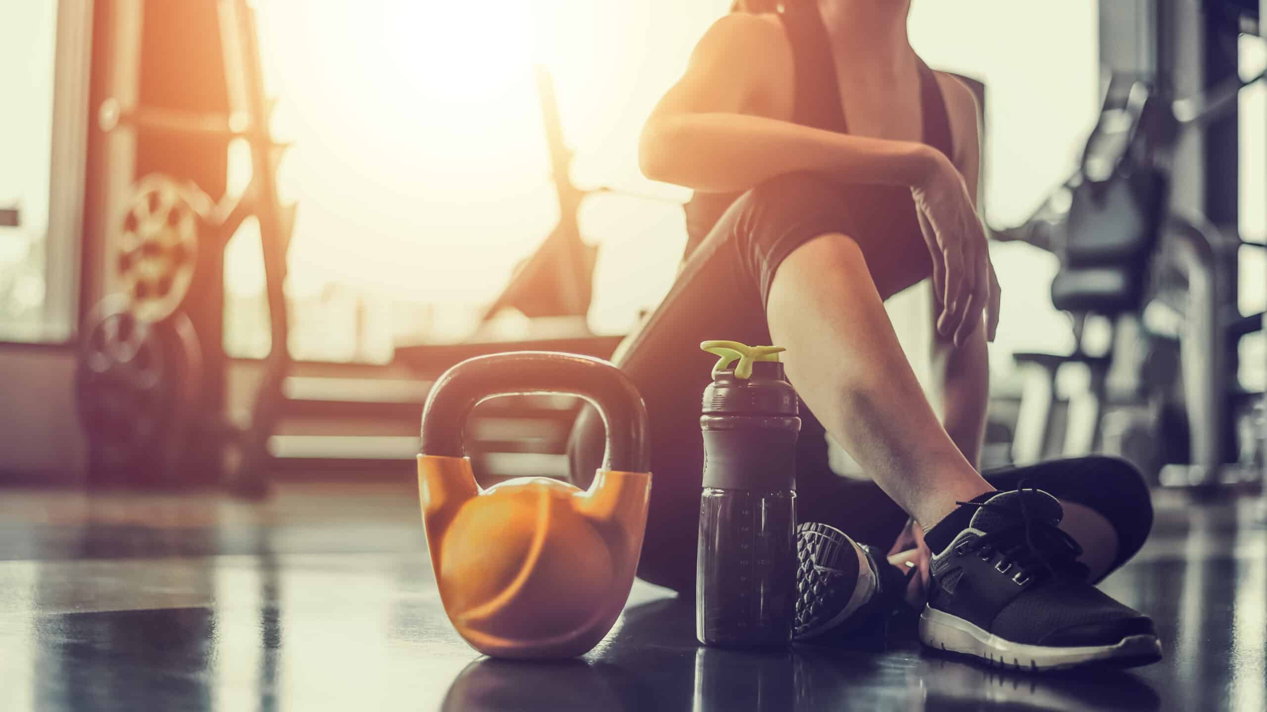 Kettlebell og drikkeflaske på gulvet i treningssalen